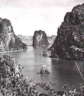 Vịnh Hạ Long nhìn từ núi Bài thơ - năm 1955