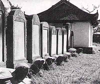 Lầu khuê văn và bia tiến sĩ Văn miếu Hà nội 1945