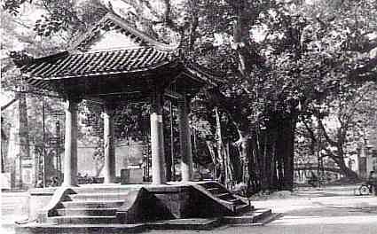 Trước đền Ngọc sơn Hà nội 1965