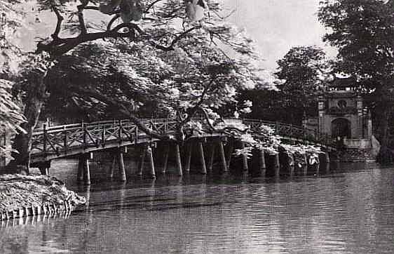 Cầu thê húc mùa hạ 1945