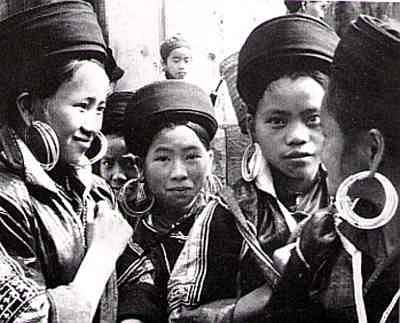 Thiếu nữ H'Mông ngày phiên chợ