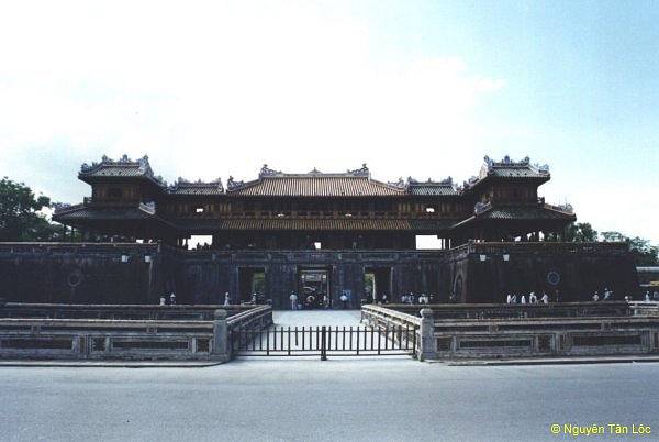 Cửa Ngọ Môn của vòng Hoàng Thành