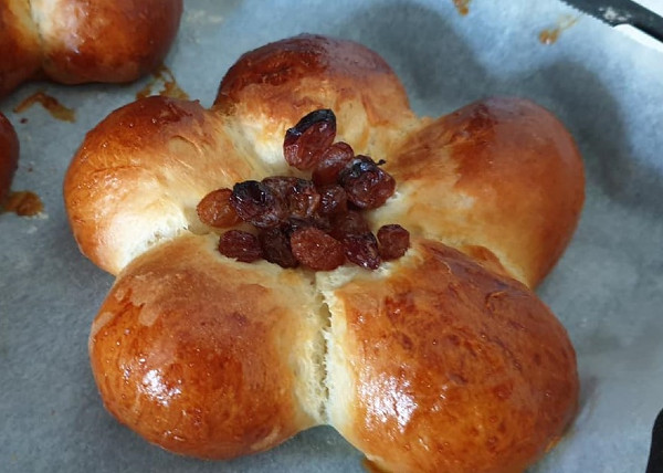 Bánh Mì Ngọt Hoa Mai                                                                                                                                  