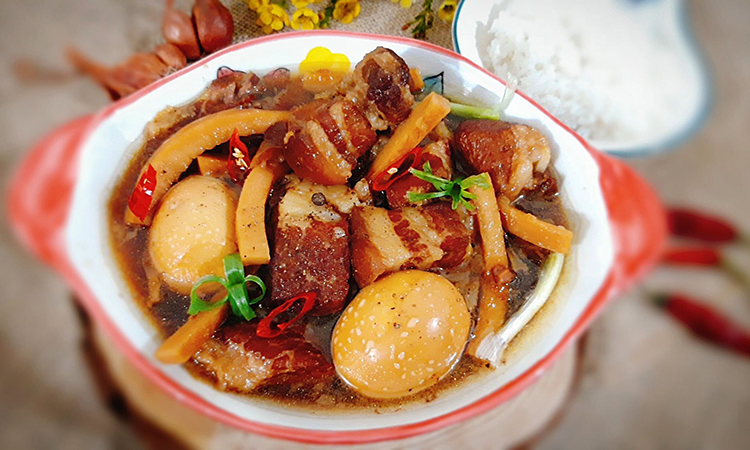 Thịt Kho Trứng, Cùi Dừa                                                                                                                               