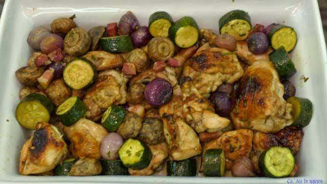 Gà Nướng Kiểu Địa Trung Hải Với Nấm Và Zucchini                                                                                                       