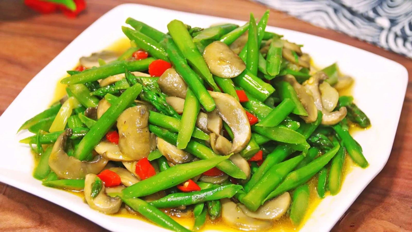 Măng Tây Và Nấm Xào                                                                                                                                   