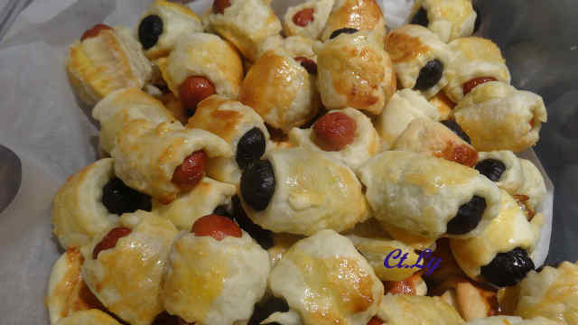 Saucisses Cuộn Bột  Nướng                                                                                                                             